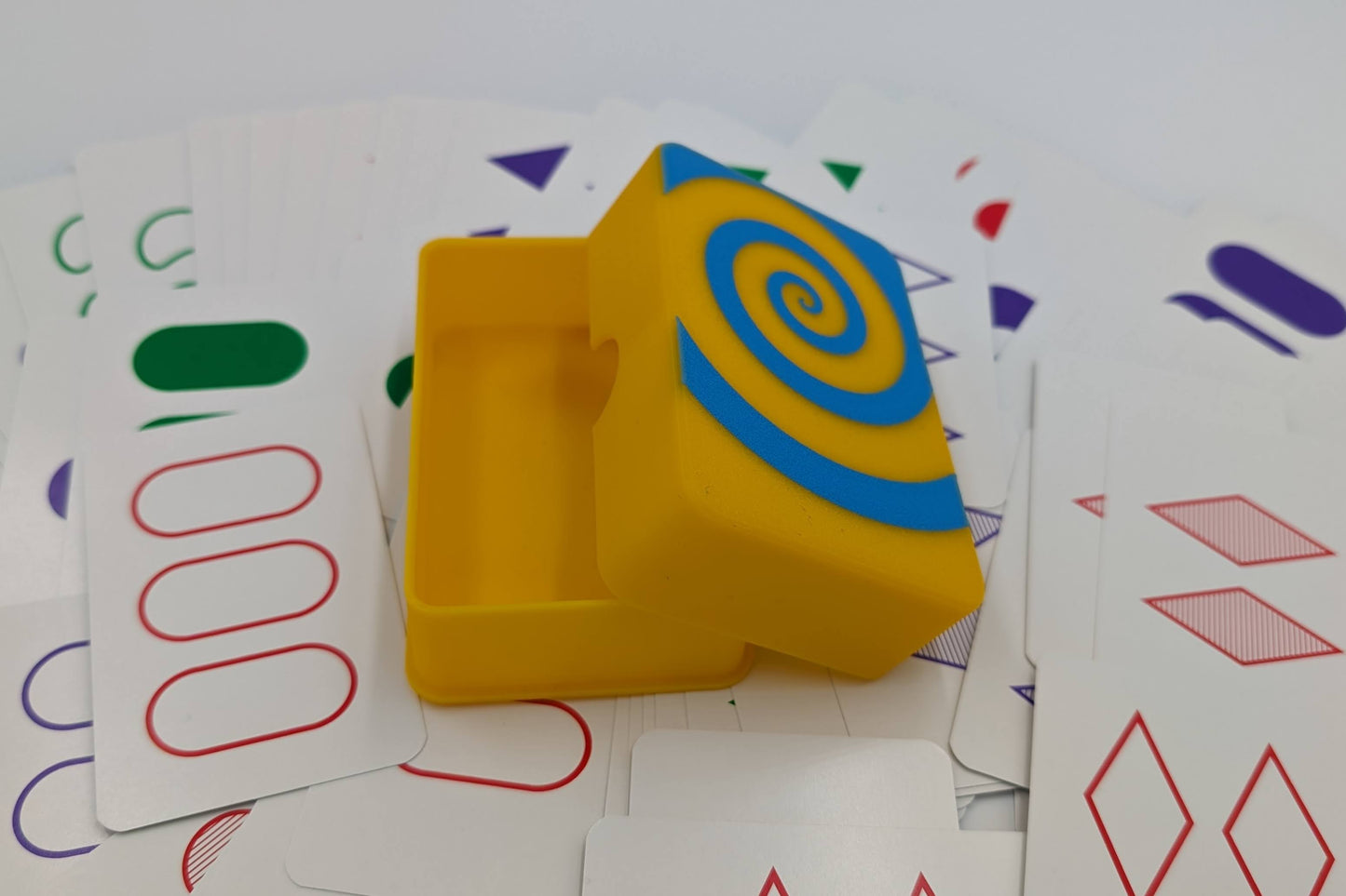 Kartenbox für Spielkarten in gelb/blau (z.B. für SET)